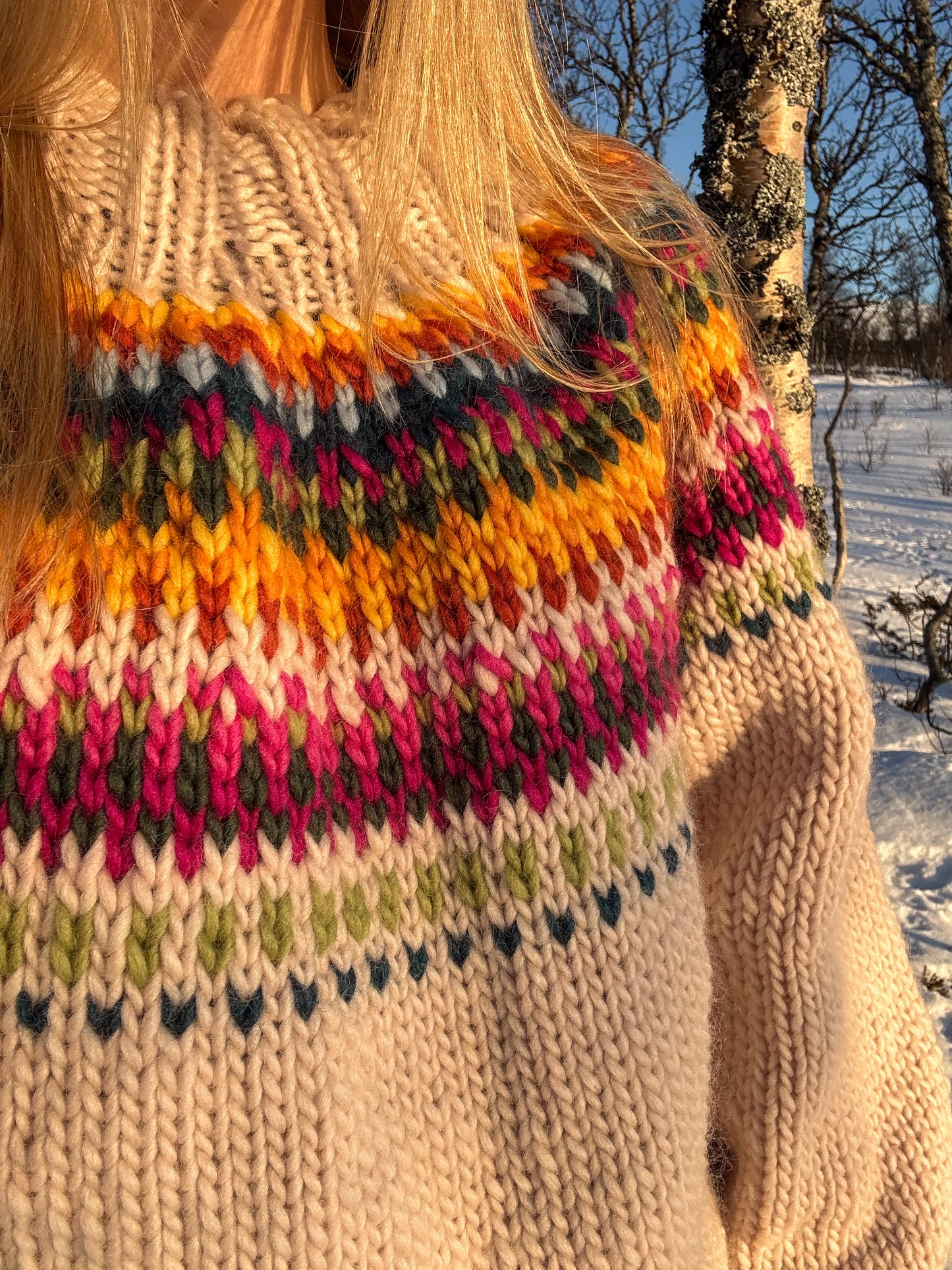 En varm og chunky strikkegenser i Drops Snow (100% ull). Strikkes nedenfra og opp i glattstrikk. En enkel genser å strikke med et enkelt og fargerikt mønster. Kan strikkes i størrelsene XS/S, M/L og XL/2XL.
