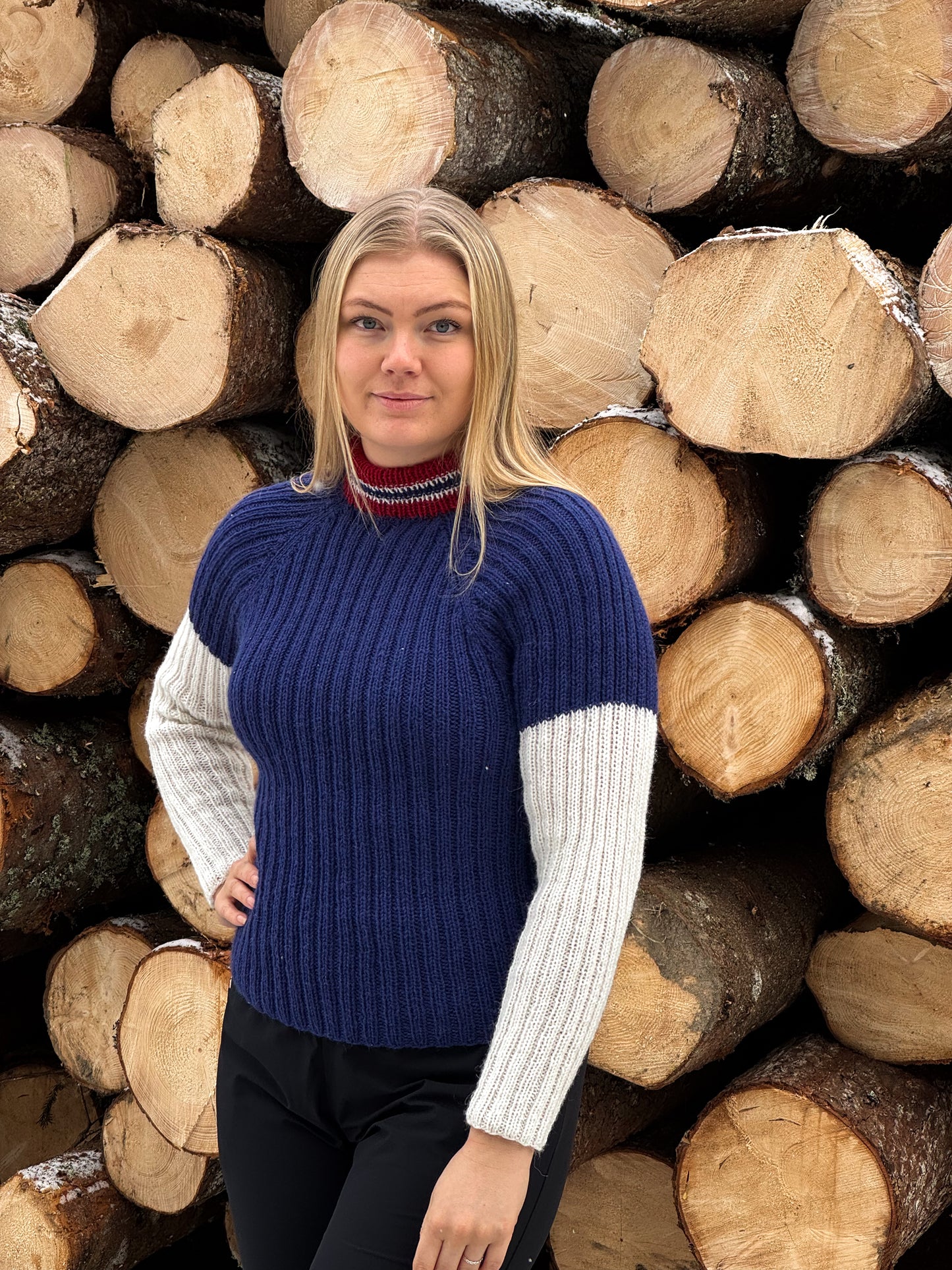 En varm og tettsittende strikkegenser i Du store Alpakka Sterk. Strikkes nedenfra og opp i ribbstrikk. En enkel genser å strikke med raglanfellinger. Kan strikkes i størrelsene XS-3XL. Oppskriften inneholder også en oppskrift for et pannebånd i Norges farger.