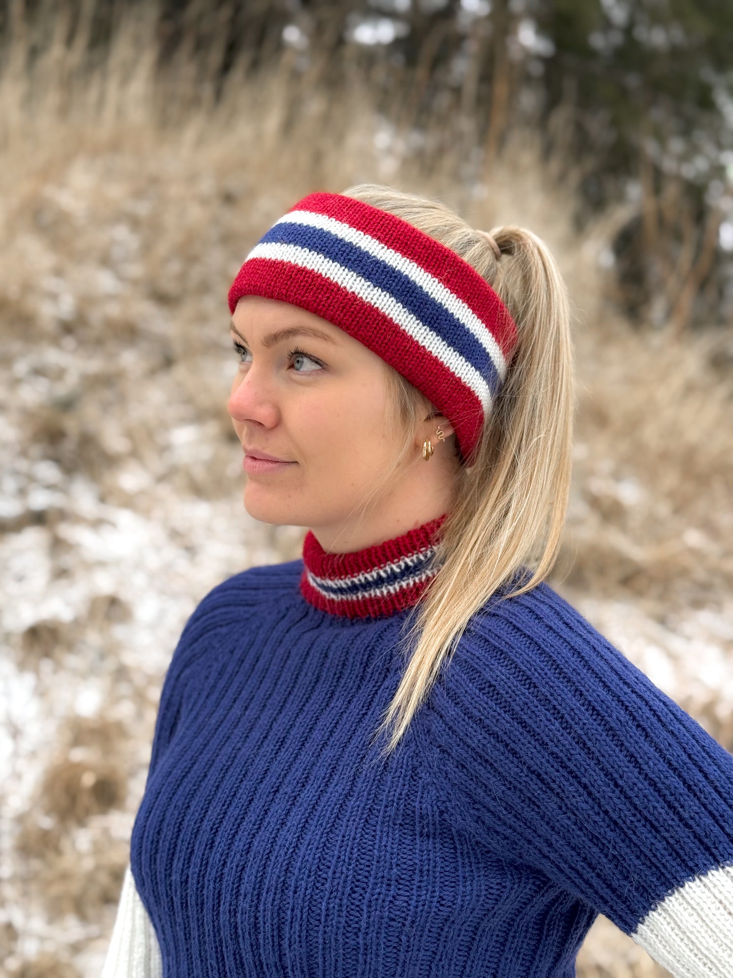 En varm og tettsittende strikkegenser i Du store Alpakka Sterk. Strikkes nedenfra og opp i ribbstrikk. En enkel genser å strikke med raglanfellinger. Kan strikkes i størrelsene XS-3XL. Oppskriften inneholder også en oppskrift for et pannebånd i Norges farger.