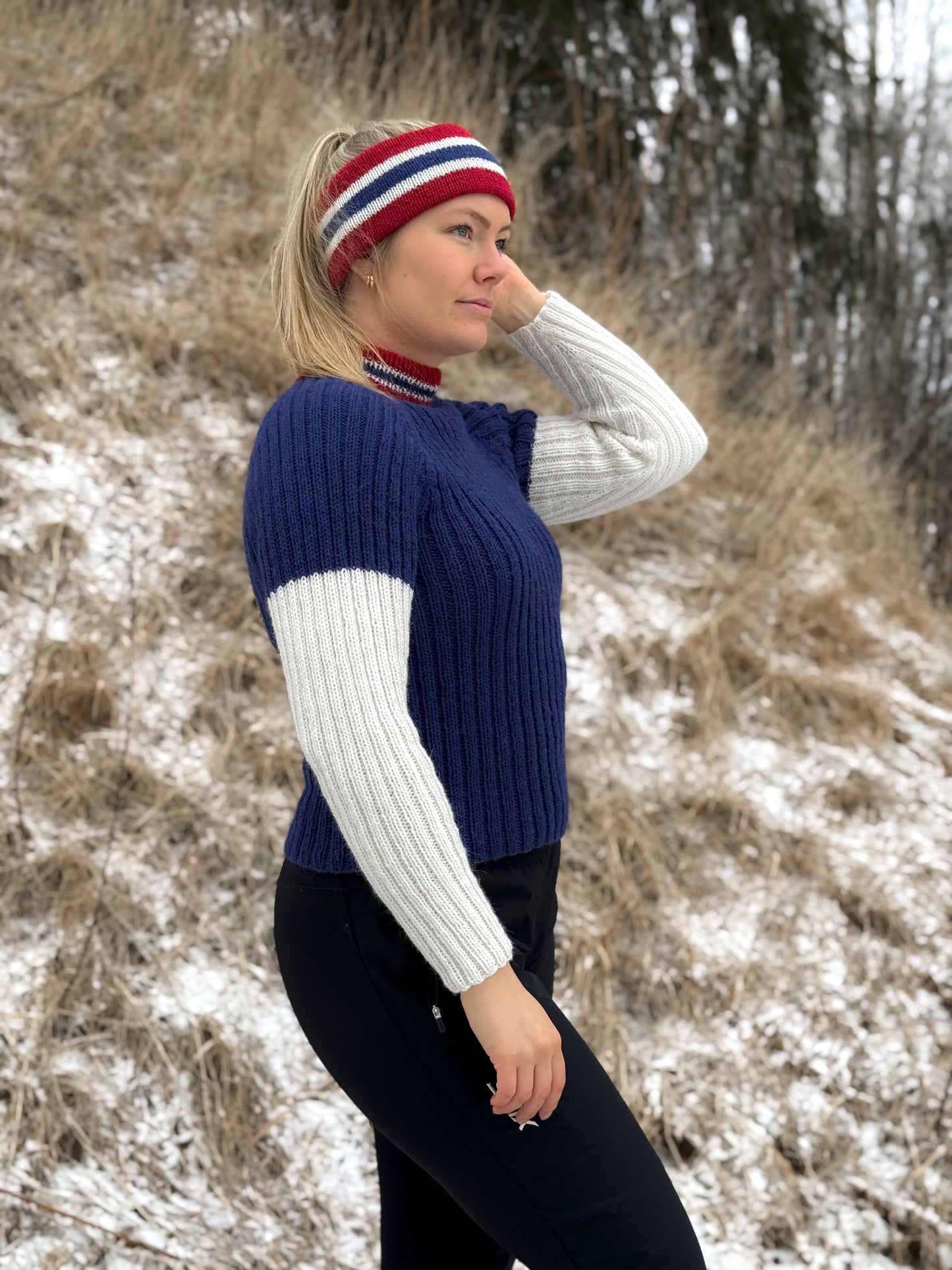 En varm og tettsittende strikkegenser i Du store Alpakka Sterk. Strikkes nedenfra og opp i ribbstrikk. En enkel genser å strikke med raglanfellinger. Kan strikkes i størrelsene XS-3XL. Oppskriften inneholder også en oppskrift for et pannebånd i Norges farger.